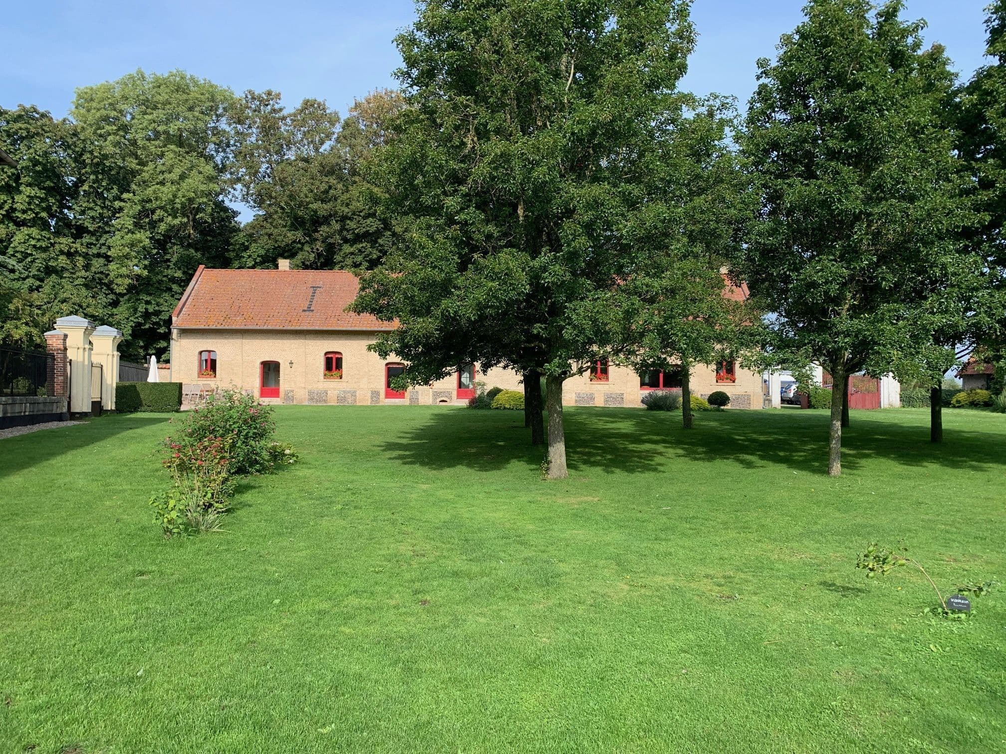 Gîtes d'Authie — la bergerie vue du parc, sous les arbres