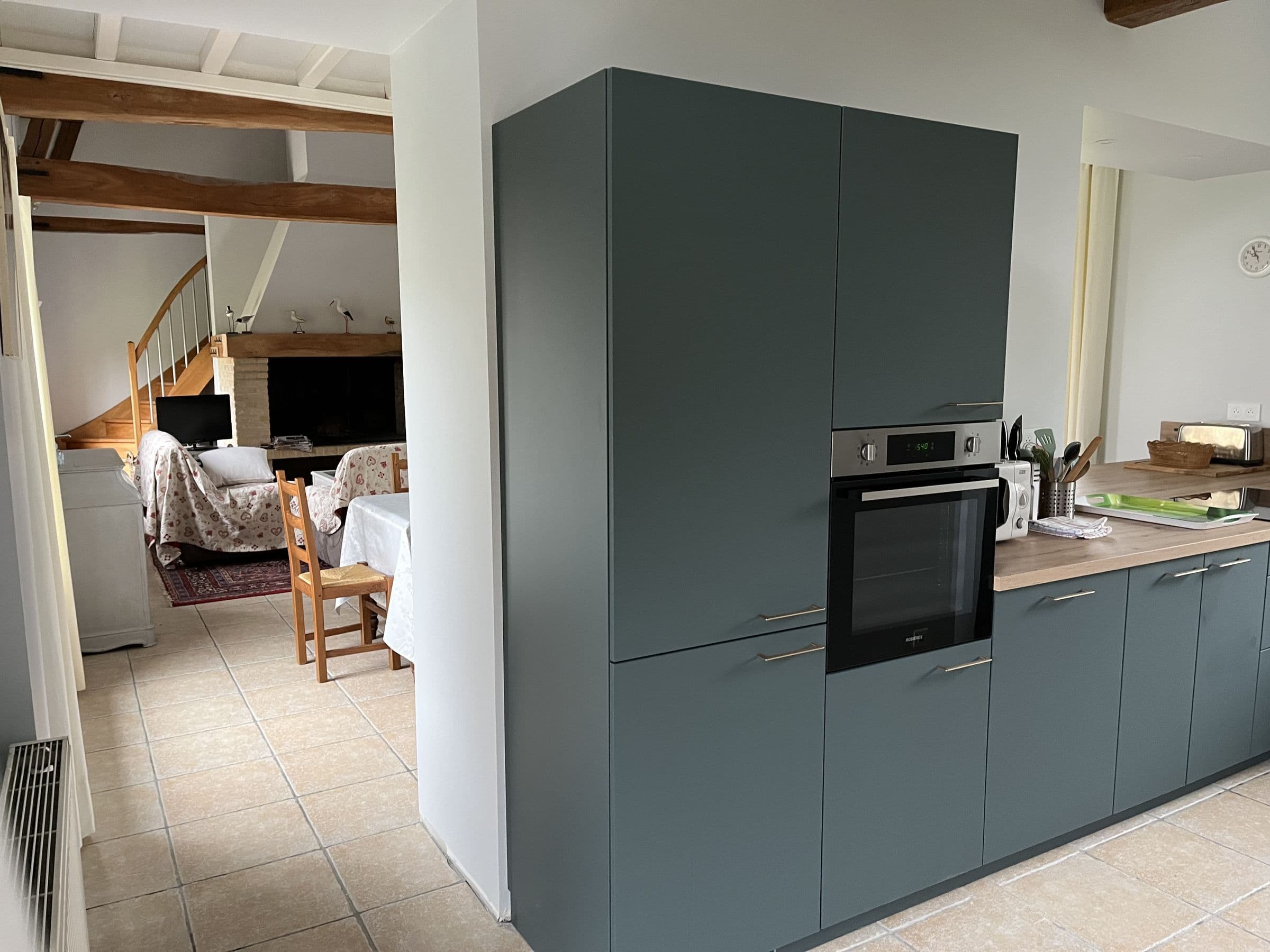 Vue depuis la cuisine sur le salon
