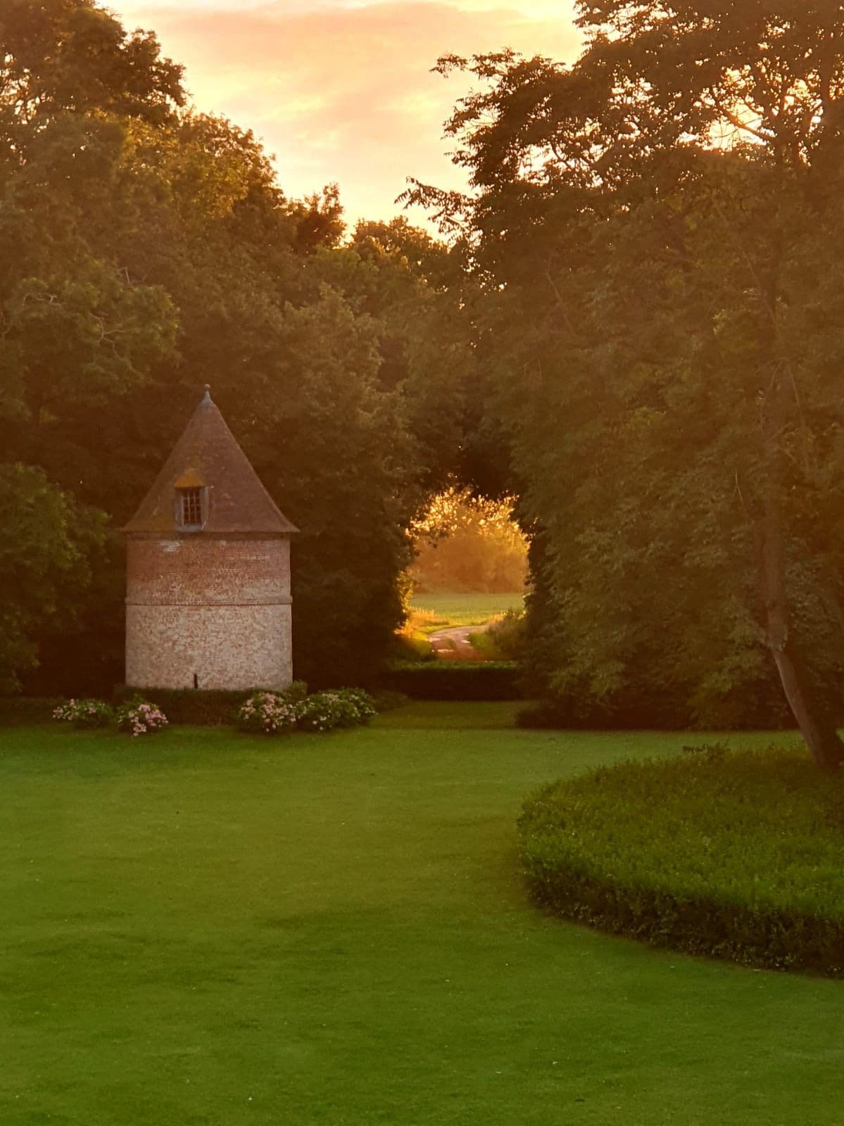 La tour du domaine au coucher du soleil