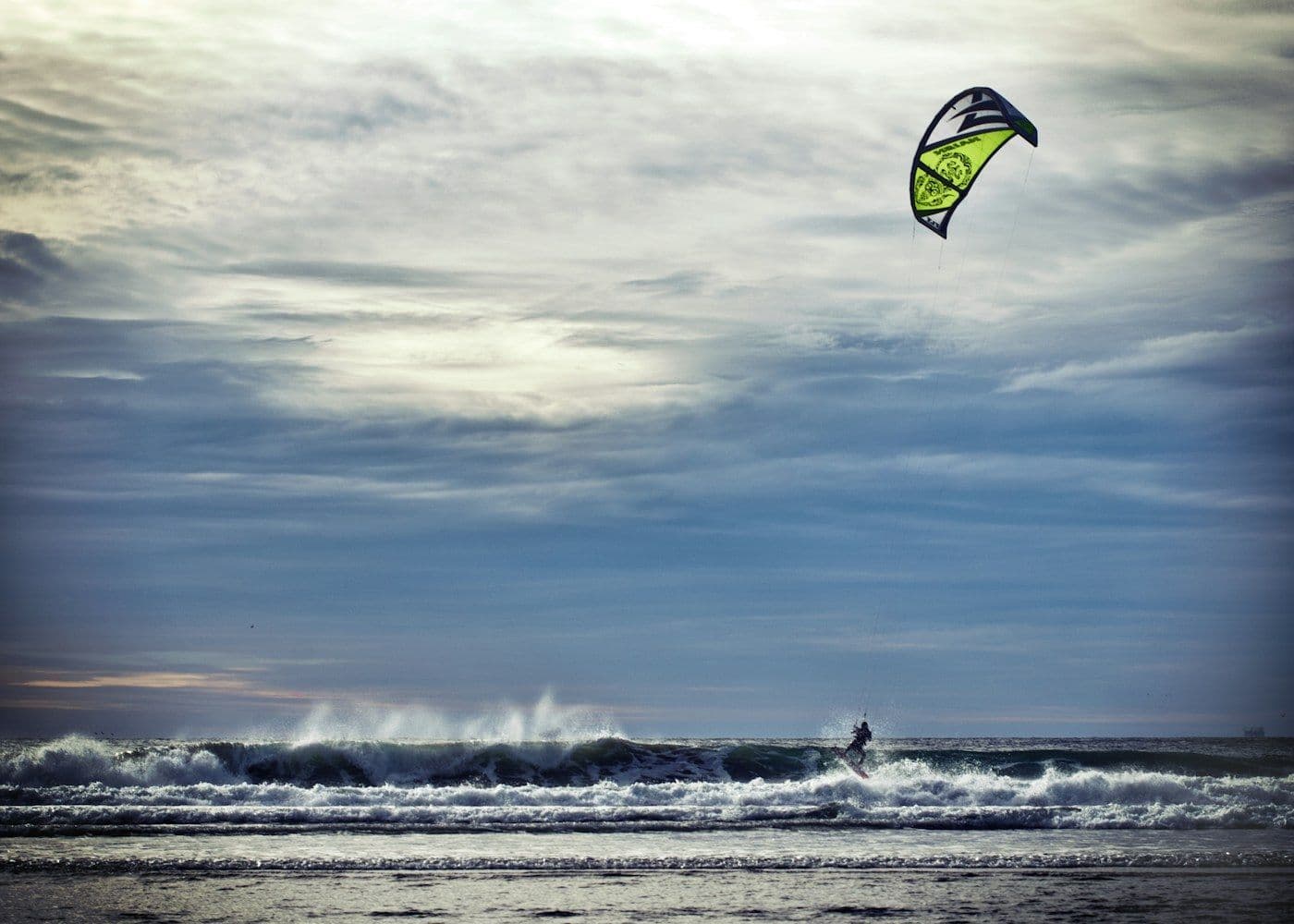 Kitesurf sur la Côte d'Opale, ciel dramatique